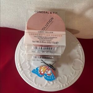 Revolution Loose Setting Powder in Light Yellow